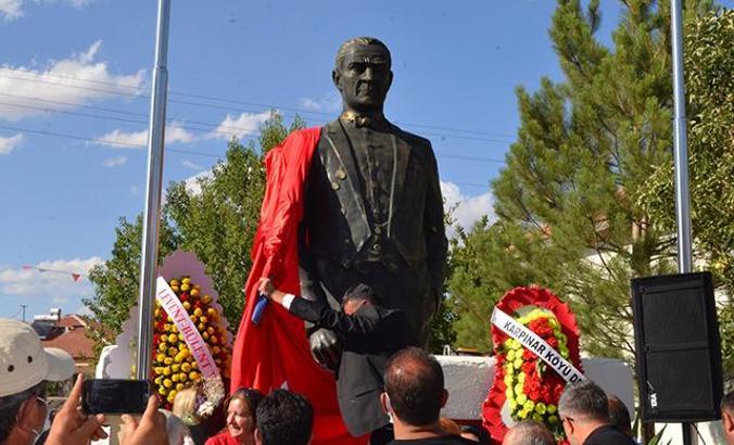 Doğdukları mahalleye 3,5 metrelik Atatürk heykeli yaptırdılar