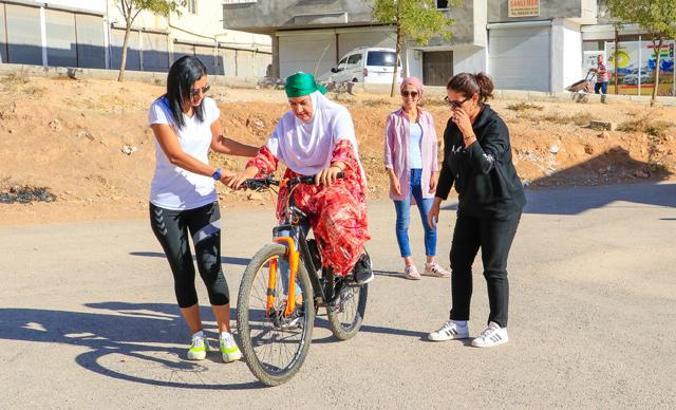 5 ayda 72 kadına bisiklet sürmeyi öğretti