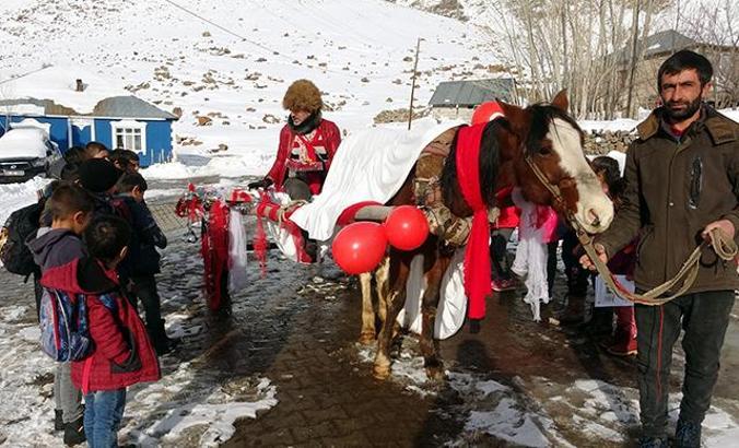 'Ayaz Ata' kıyafeti giyip, at arabasıyla hediye dağıttı