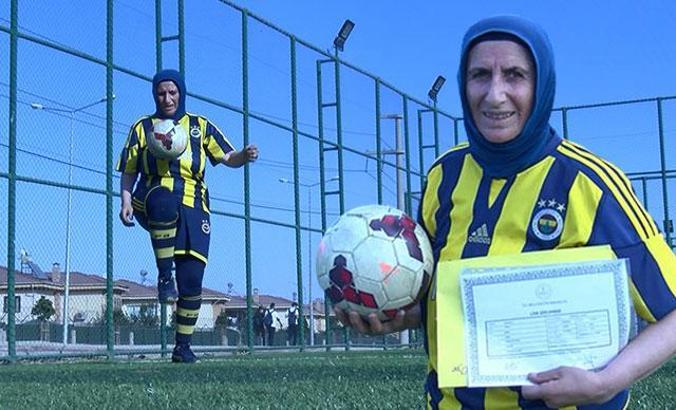 Azize, antrenörlük hayali için 53 yaşında lise diploması aldı