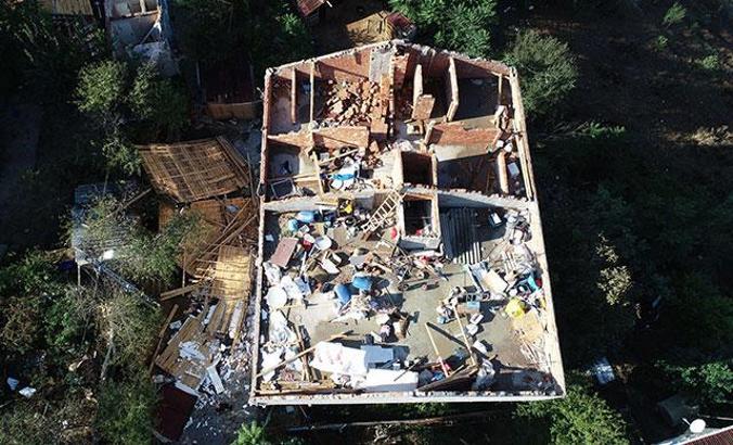 Sultangazi'de fırtına çatıları uçurdu; hasar havadan böyle fotoğraflandı