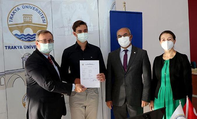 Doktor anne ve babasının çalıştığı üniversitede tıp fakültesini kazandı