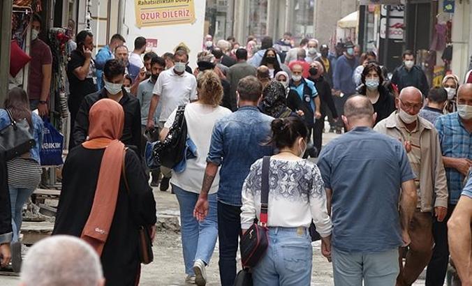 Vaka sayısında 6’ncı sıradaki Trabzon’da caddeler dolu, maske unutuldu