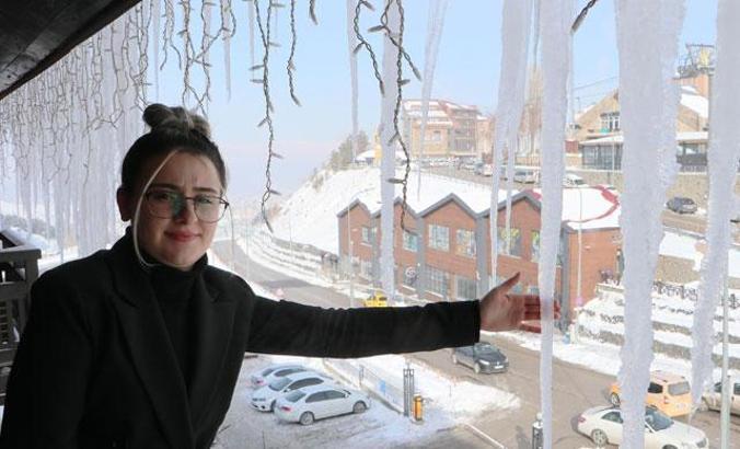 Erzurum'daki buz sarkıtlarının boyu 3 metreye ulaştı