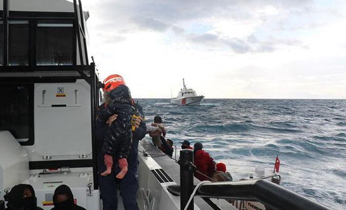 İzmir açıklarında göçmen teknesi battı; 2 kişi öldü, 24 kişi kurtarıldı