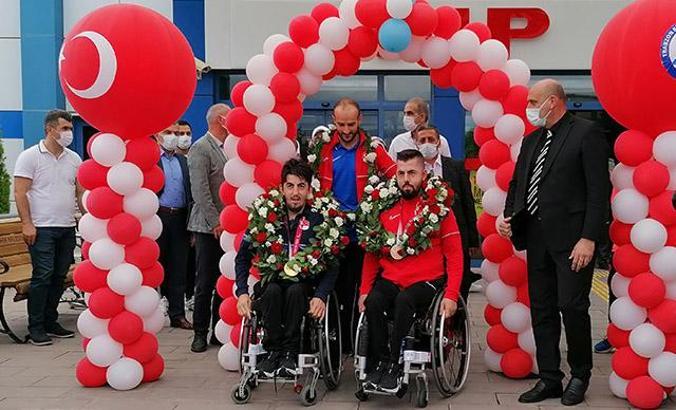 Trabzon'da olimpiyat şampiyonu kardeşlere coşkulu karşılama
