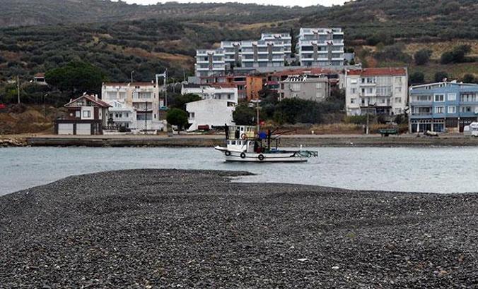 Limanın girişi çakıl taşlarıyla doldu