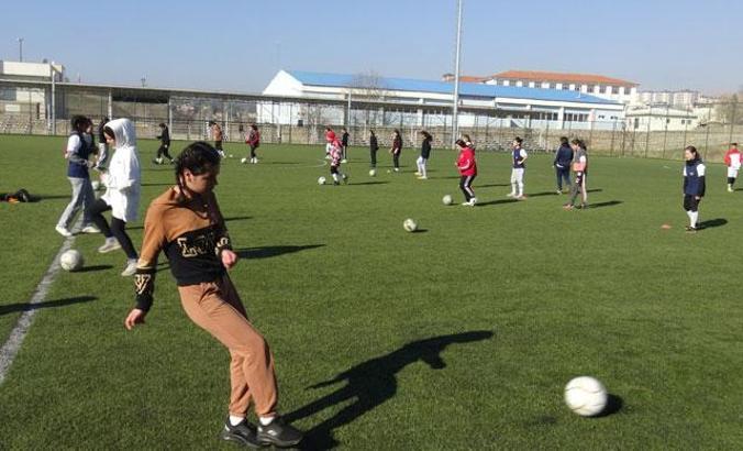 Silvan’da kadın polislerden Aslanspor Kadın Futbol Takımı'na ziyaret