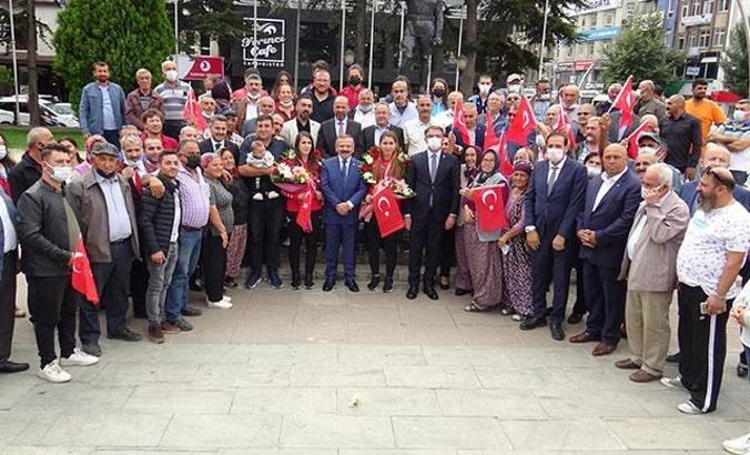 Tokyo'dan altın madalyayla dönen Altınoluk kardeşlere coşkulu karşılama