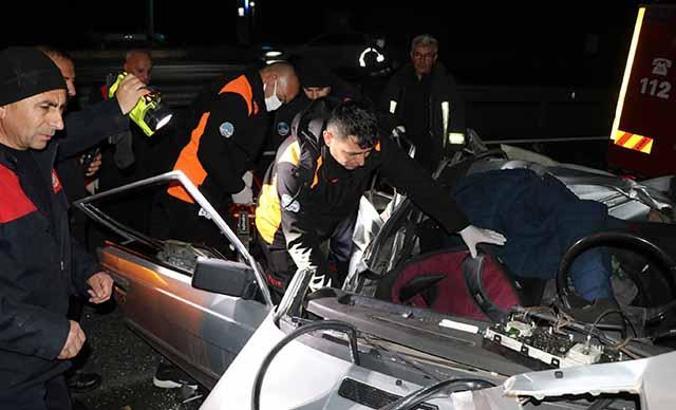 Otomobil ile TIR'ın çarpıştığı kazada karı-koca öldü, oğulları yaralandı