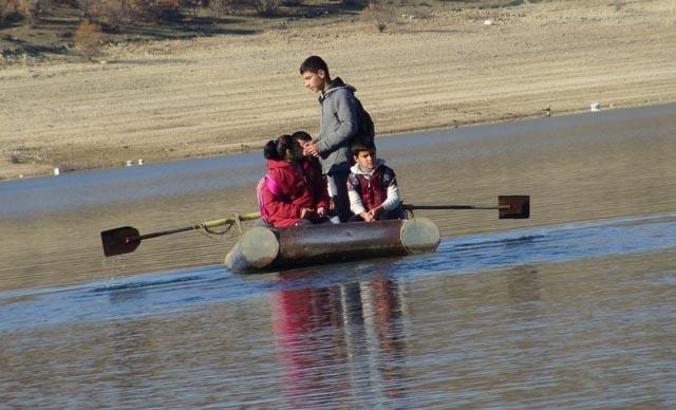 Servis kayığı okul rotasında