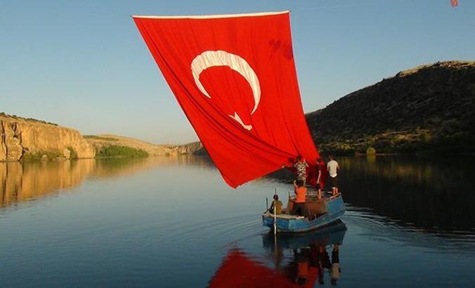 Fırat ve Göksu'nun birleştiği kanyona 96 metrekarelik Türk bayrağı