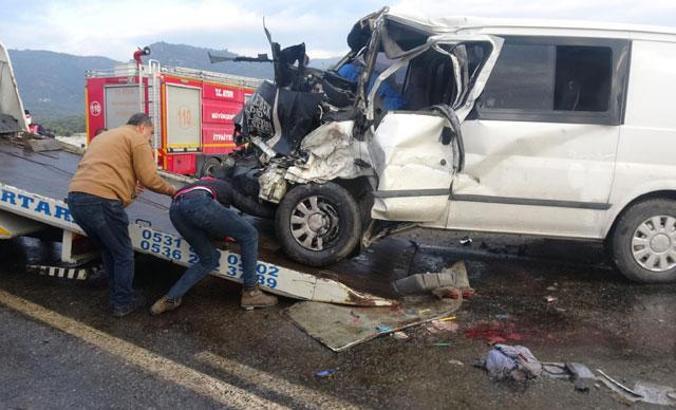 TIR, minibüs ve otomobile çarptı: 1 ölü, 3 ağır yaralı