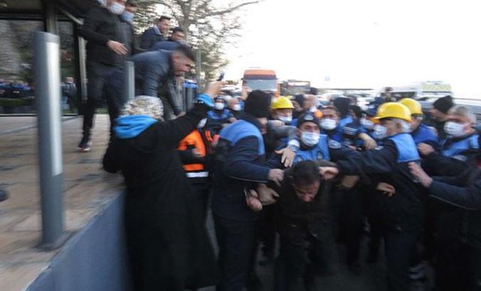 Üsküdar'da olaylı yıkım: Zabıta ve çalışanlar birbirine girdi