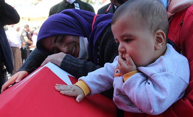 El Bab şehidi Yiğit'e, 6 aylık oğlundan son veda