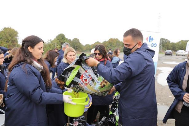 300 kişinin katılımıyla bin 500’ü aşkın patili dosta 1 ton mama yardımı
