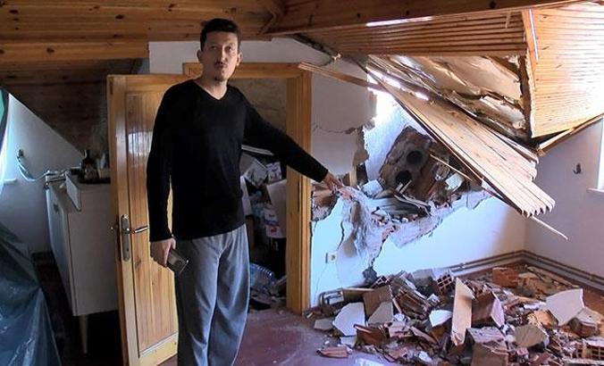 Sarıyer'de fırtına nedeniyle uçan baca karşı binanın çatı katının duvarını yıktı