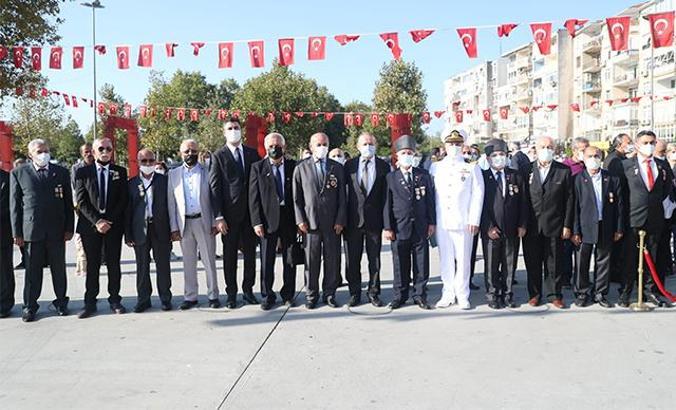 Gaziler Günü dolasıyla Kartal’da Atatürk Anıtı’na çelenk sunuldu