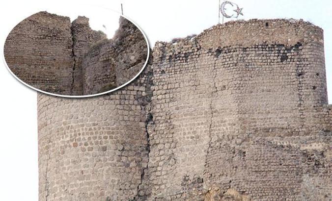 Urartular tarafından inşa edilen Oltu Kalesi'nde dev yarıklar oluştu