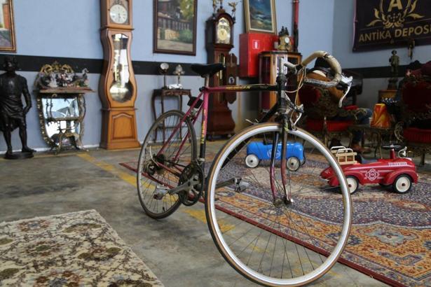 Esenler’de antika pazarı açıldı