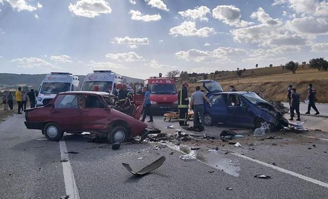 Kütahya'da iki otomobil çarpıştı: 2 ölü, 2 yaralı