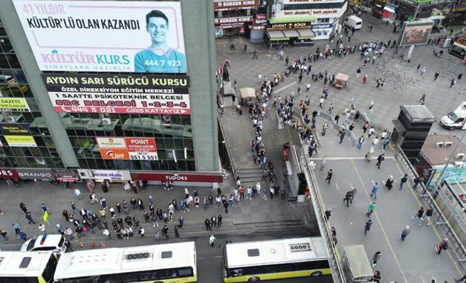 Şirinevler Meydanı'nda metrelerce toplu ulaşım kuyruğu