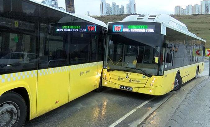 Avcılar'da çamurlu yolda kayan İETT otobüsleri birbirine çarptı