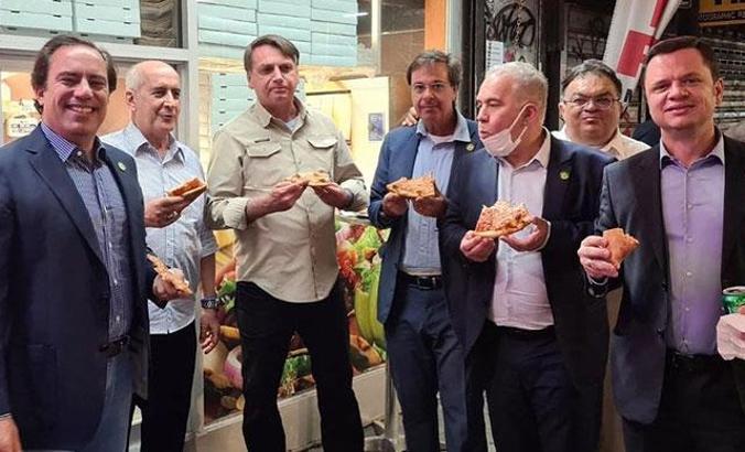 Brezilya Devlet Başkanı Bolsonaro, aşı olmadığı için sokakta pizza yedi