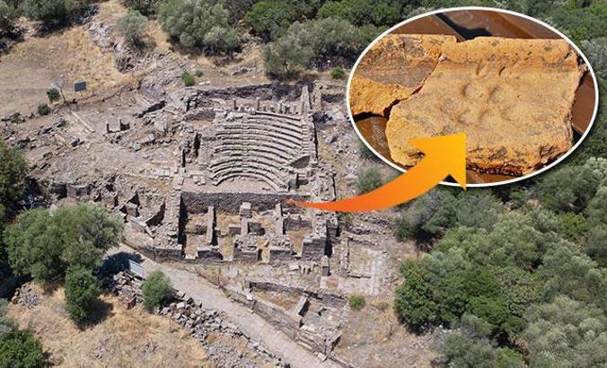 Aigai Antik Kenti'nde çatı kiremidi üzerindeki merak uyandıran parmak izleri