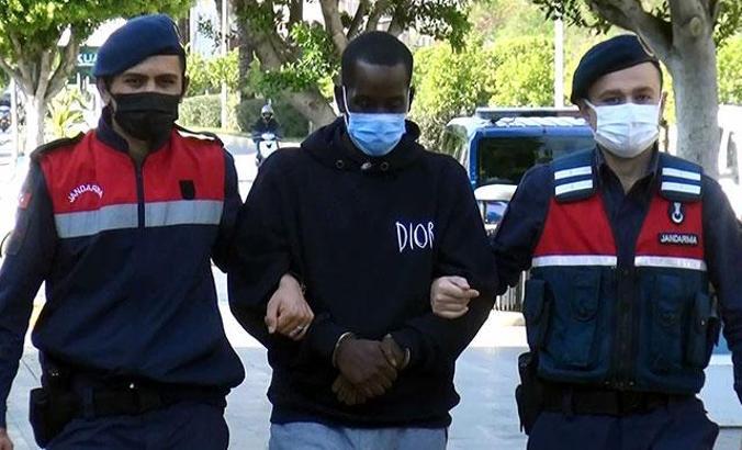 Otelde Kırgız turistin çantasını çalan Alman turist tutuklandı