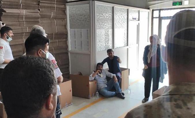 Fabrikada işten çıkarılan 2 işçi, güvenlik görevlisini bıçak ve satırla rehin aldı