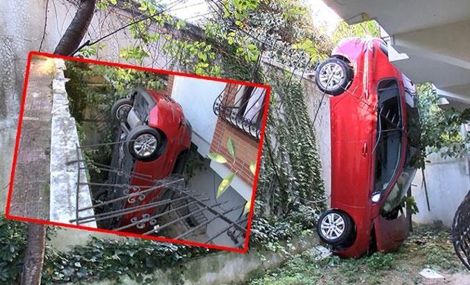 Beşiktaş'ta sürücüsünün fren yerine gaza bastığı otomobil bahçeye düştü