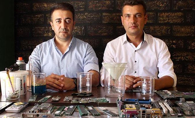 Elektronik atıklardan her gün evde 1 gram altın elde ediyorlar