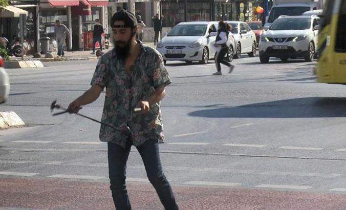 Beylikdüzü'nde 'yoldaki şifacı'dan kırmızı ışıkta eğlendiren gösteri