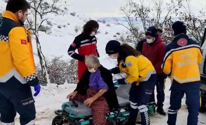 Kar yolları kapattı, 2 hasta paletli ambulans ile alındı