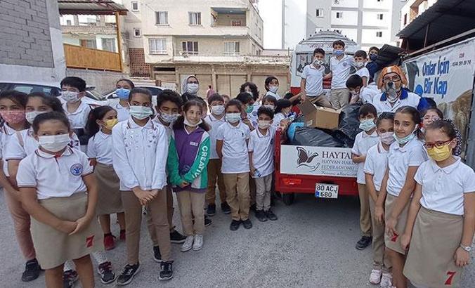 Çocukların topladığı pet şişeler, sokak canlarına mama oldu