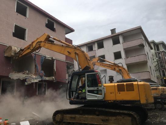 Kentsel dönüşüm kapsamında Tuzla’da 7 blok yıkıldı