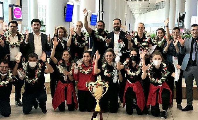 Dünya şampiyonu İşitme Engelli Kadın Milli Voleybolcular yurda döndü
