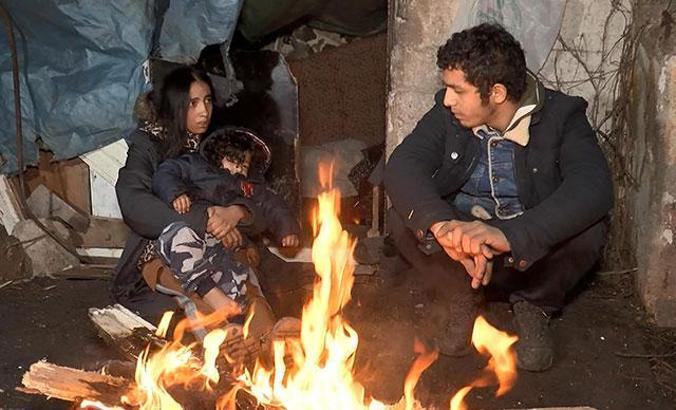 Eşi ve 3 yaşındaki kızıyla mağara gibi depoda yaşıyor