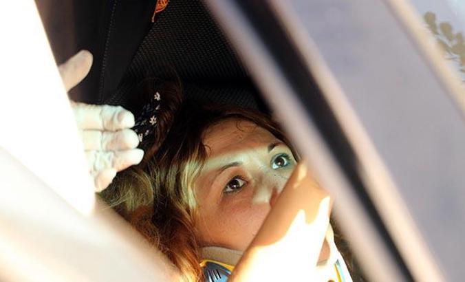 Direğe çarpan otomobilinde sıkışan Arzu, olay yerine gelen eşinin elini bırakmadı
