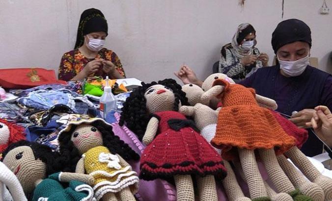 Atık maske ve malzemelerden süs eşyası üretiyorlar