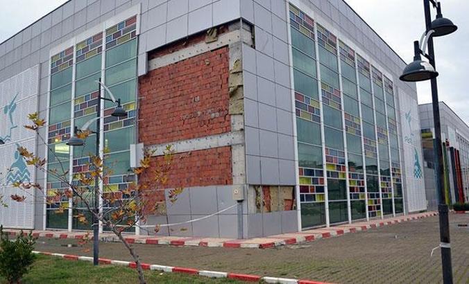 Turgutlu'nun tek havuzu çürümeye yüz tuttu, sporcular ortada kaldı