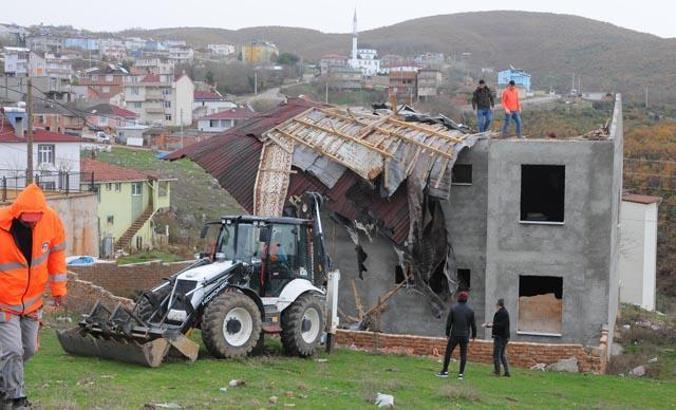 Kocaeli'de fırtına; çatılar hasar gördü, vapur seferleri iptal oldu