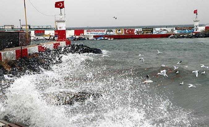 Tekirdağ'da fırtına nedeniyle feribot seferleri iptal edildi