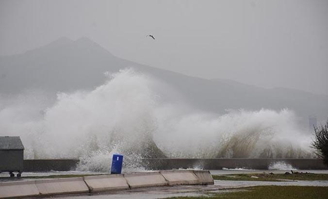 İzmir'de fırtına nedeniyle deniz taştı, vapur seferleri durdu