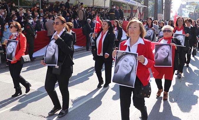 Denizli'deki geçit töreninde öldürülen Şebnem'in fotoğrafları taşındı