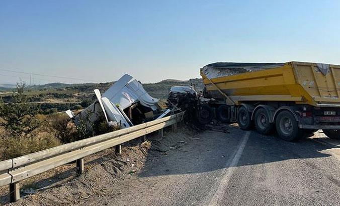 Hafriyat kamyonu ile TIR çarpıştı; sürücüler ağır yaralandı
