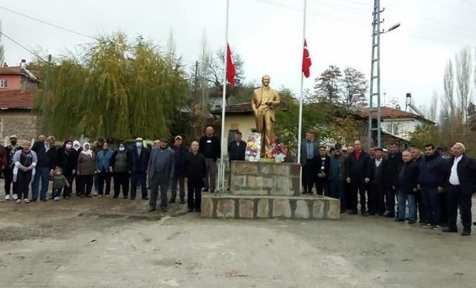 Köylüler, aralarında para toplayıp Atatürk anıtı yaptırdılar