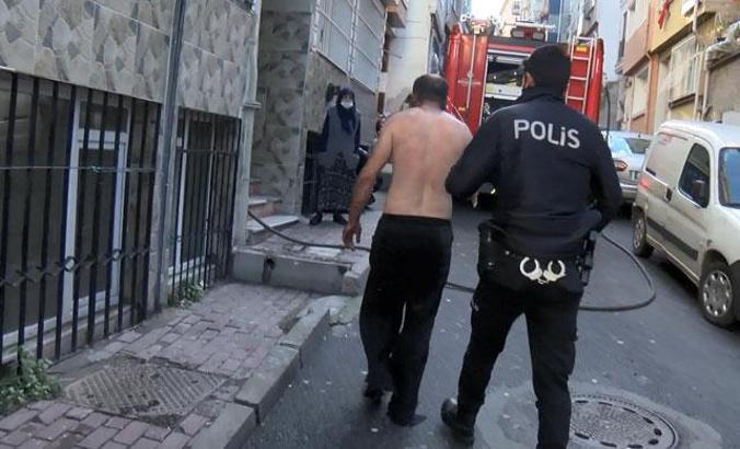 Fatih'te yangın; yaralı halde ambulanstan inip yanan evine girdi