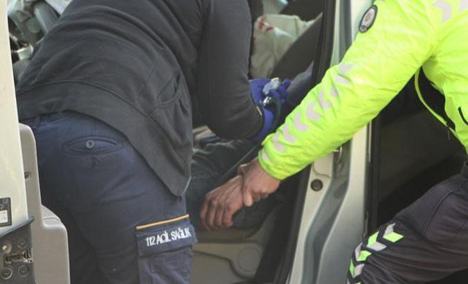 Trafik polisi yaralı sürücüye destek verdi; bir an olsun elini bırakmadı